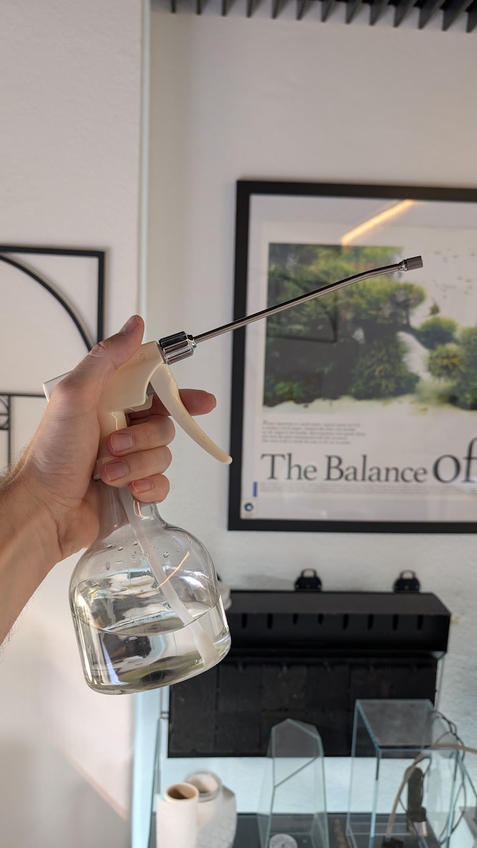 ADA Sprühflasche im Paludarium-Einsatz – langes Rohr, Resin-Behälter und feines Pumpenfilter-Gitter