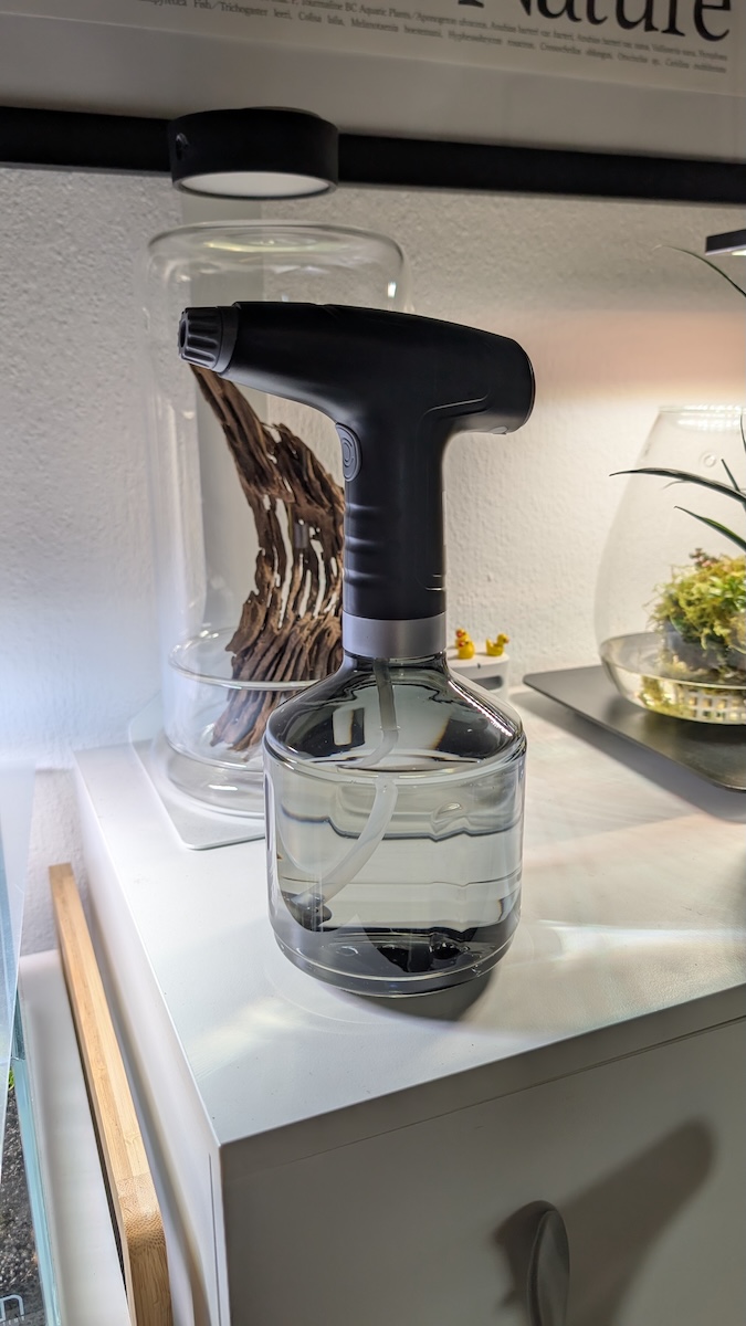 HpLive elektrische Sprühflasche in der Aquascaping-Galerie – dunkler Behälter und USB-C Ladeanschluss sichtbar